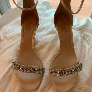 NWOB Badgley Mischka jeweled Dash Kitten heel in champagne